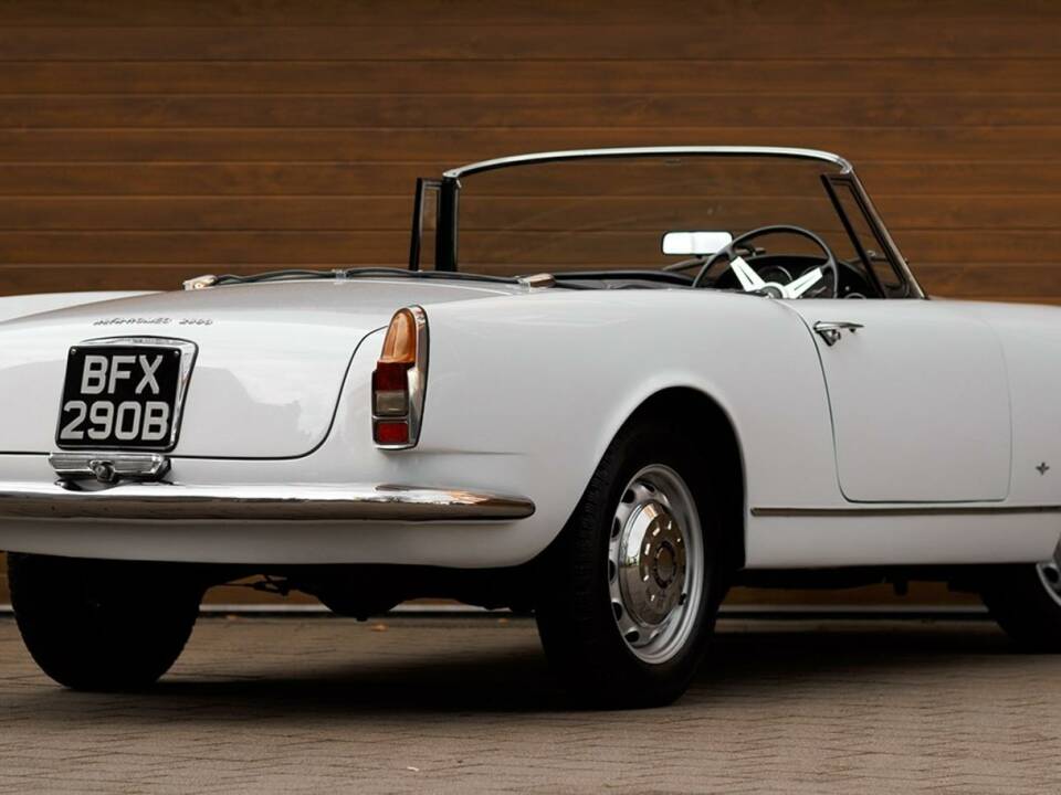 Image 22/50 of Alfa Romeo 2600 Spider (1964)