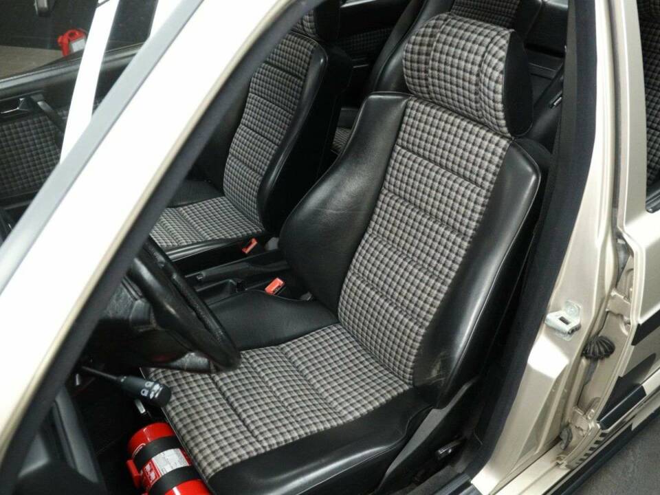 Image 10/30 of Mercedes-Benz 190 E 2.3-16 (1984)