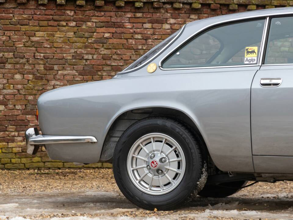 Image 31/50 de Alfa Romeo Giulia GT 1300 Junior (1972)