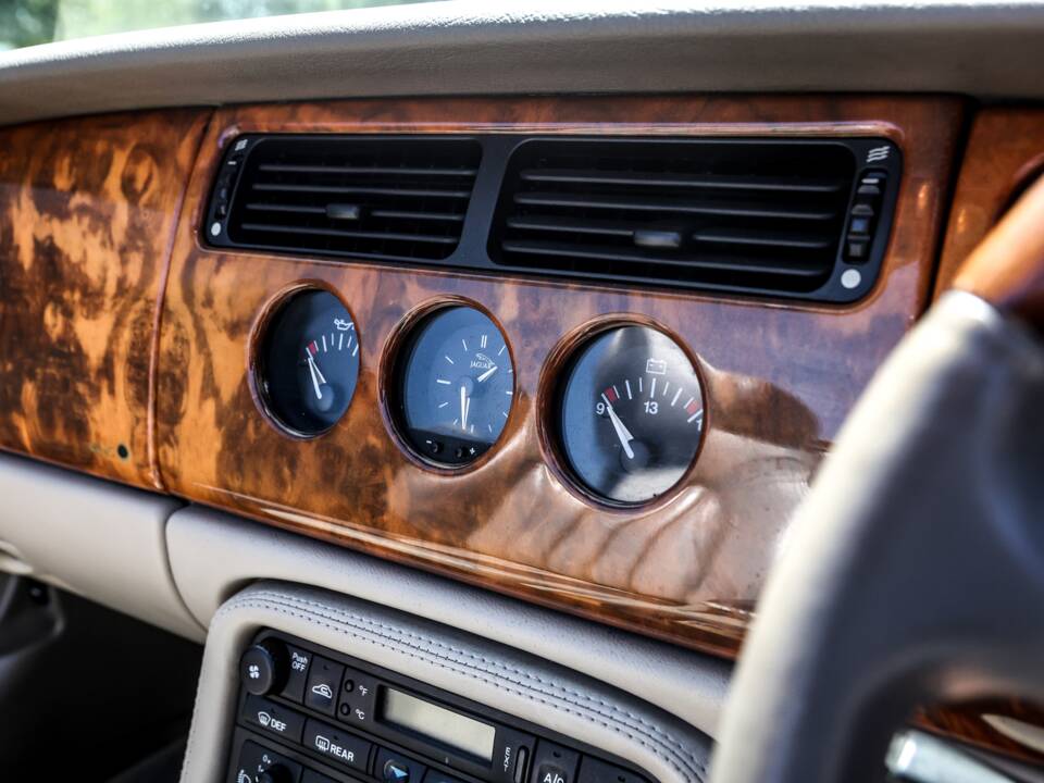 Image 9/36 of Jaguar XK8 4.0 (2001)