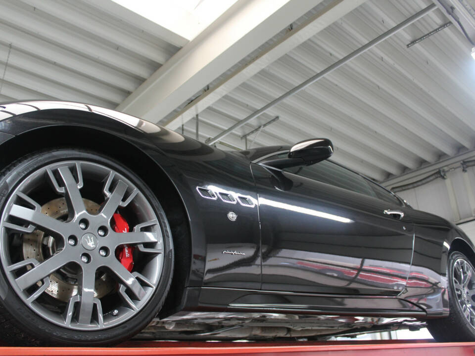 Bild 15/50 von Maserati GranTurismo S (2010)