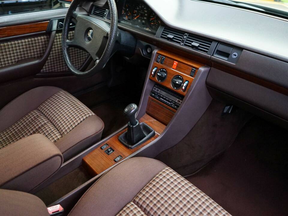 Bild 17/33 von Mercedes-Benz 230 E (1990)