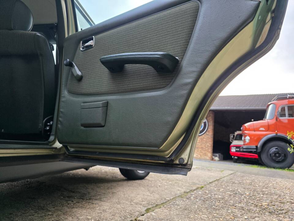 Image 58/73 of Mercedes-Benz 230 E (1985)