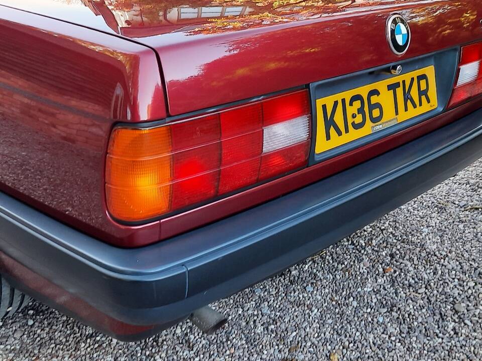 Bild 23/33 von BMW 318i (1993)