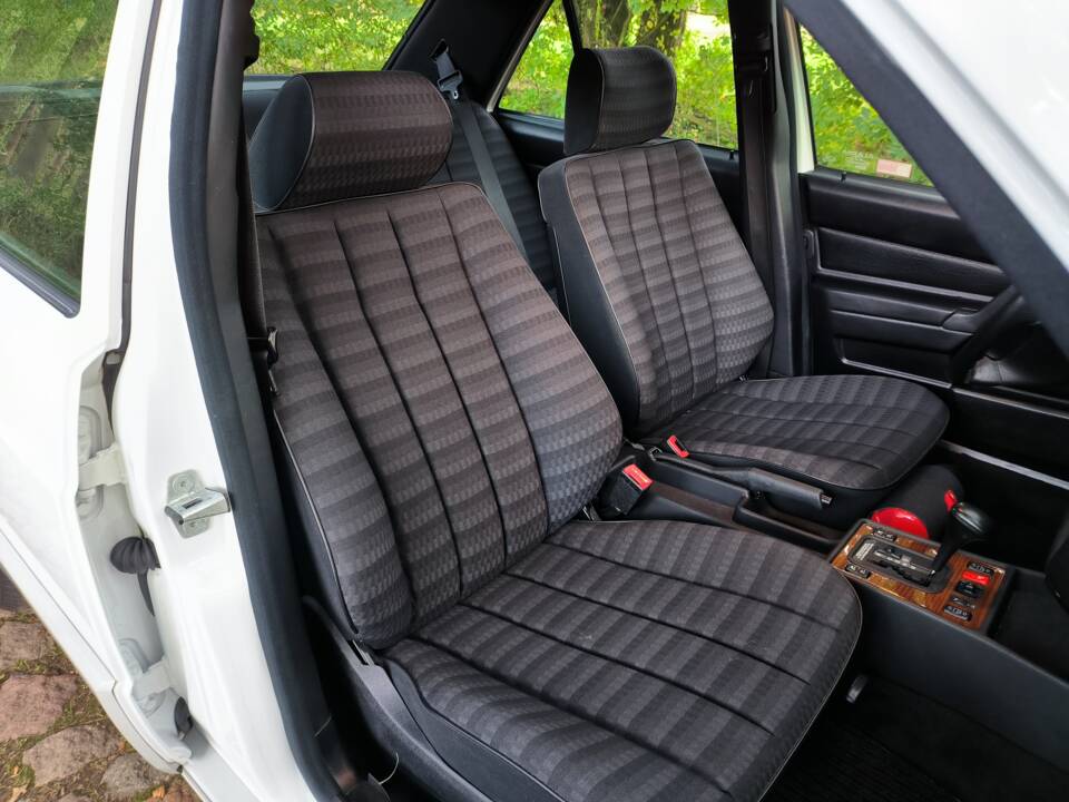 Image 42/78 de Mercedes-Benz 190 E 1.8 (1992)