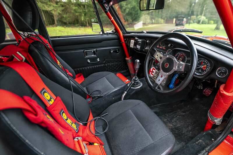 Image 2/10 of MG MGC GT (1969)