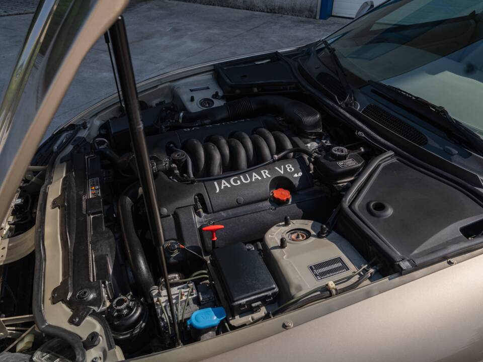 Image 74/91 de Jaguar XK8 4.0 (2000)