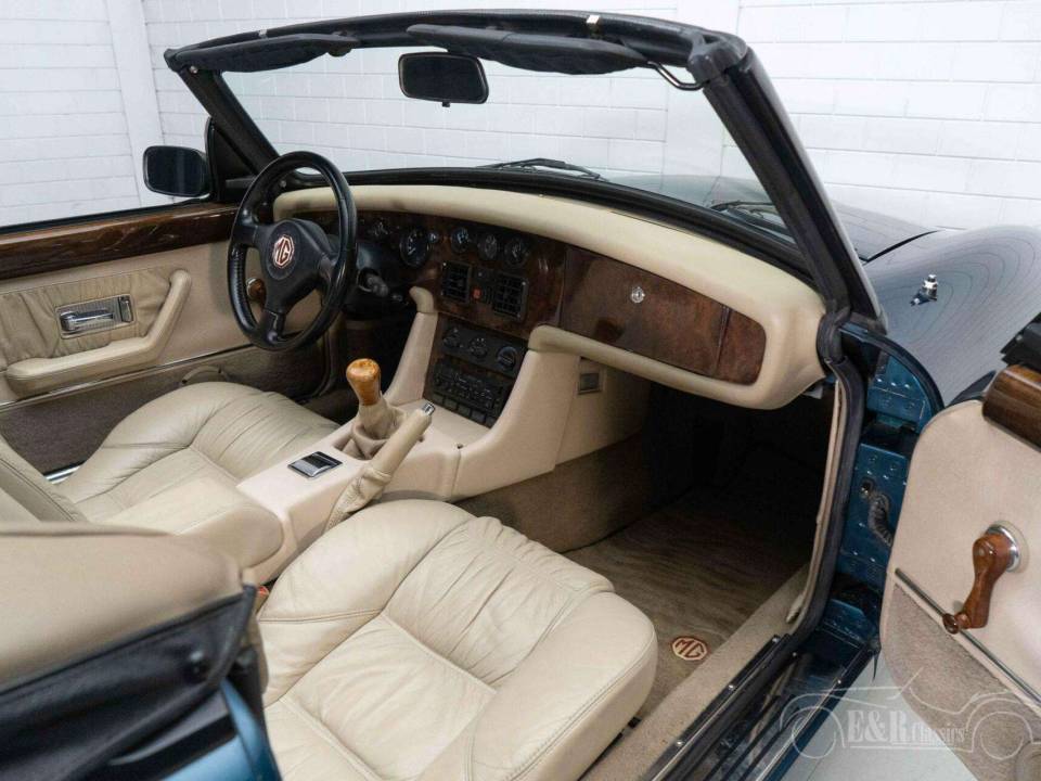 Image 11/19 of MG RV8 (1993)