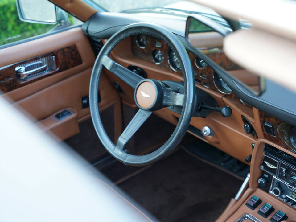 Image 14/50 of Aston Martin V8 (1980)