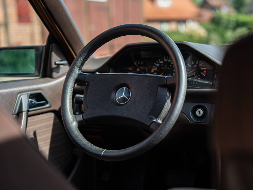Image 29/40 of Mercedes-Benz 300 CE (1987)