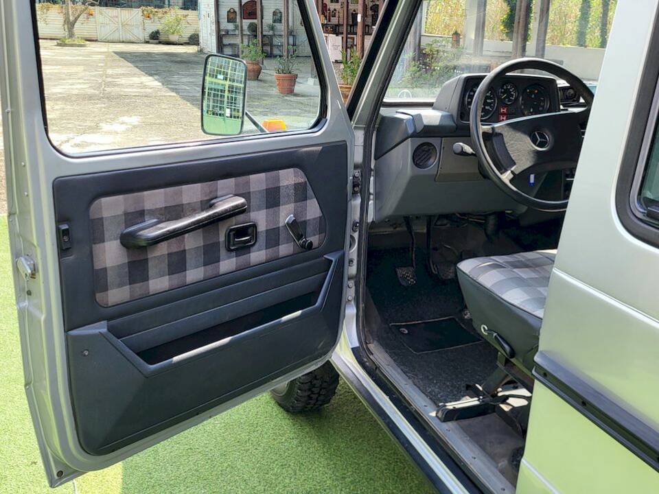 Image 18/55 of Mercedes-Benz 200 GE (SWB) (1990)