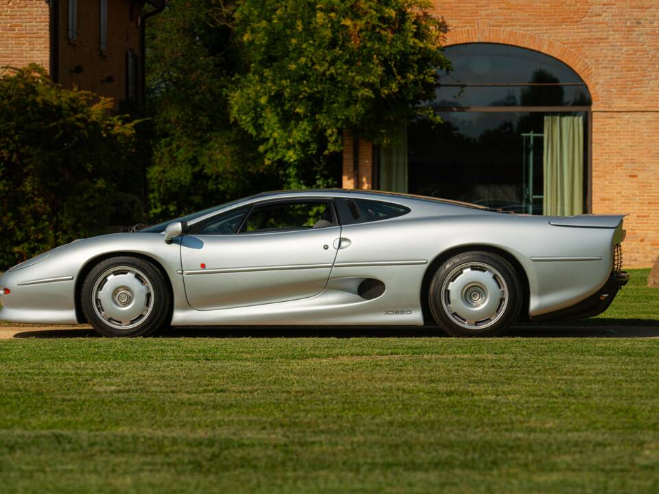Image 2/50 of Jaguar XJ 220 (1993)