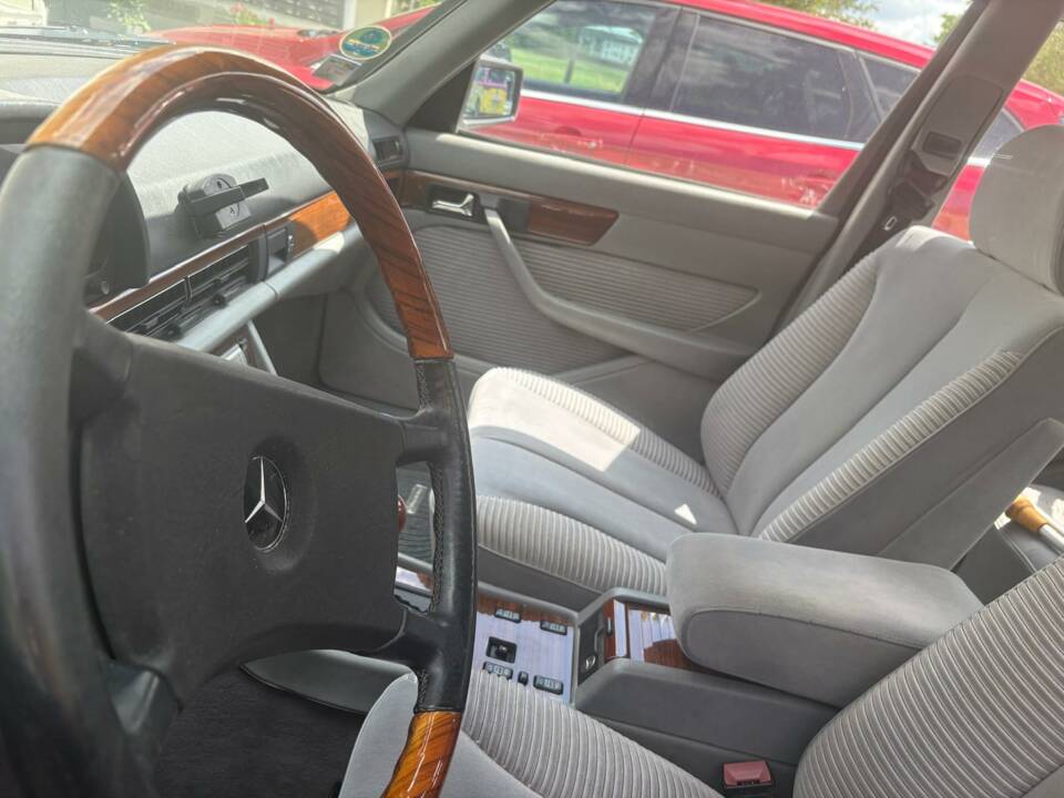 Immagine 6/13 di Mercedes-Benz 300 SE (1990)