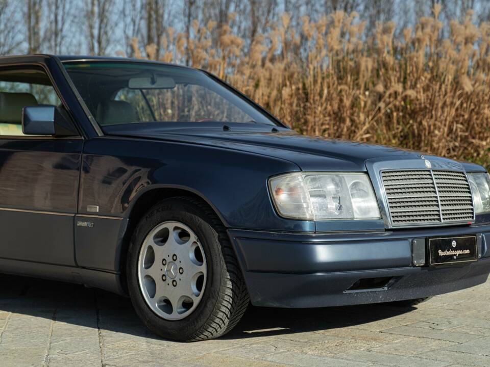Afbeelding 11/50 van Mercedes-Benz 200 CE (1992)