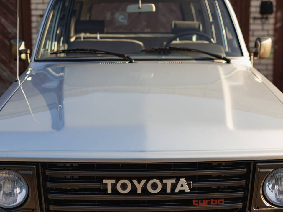 Image 2/100 of Toyota Land Cruiser HJ61 GX (1987)