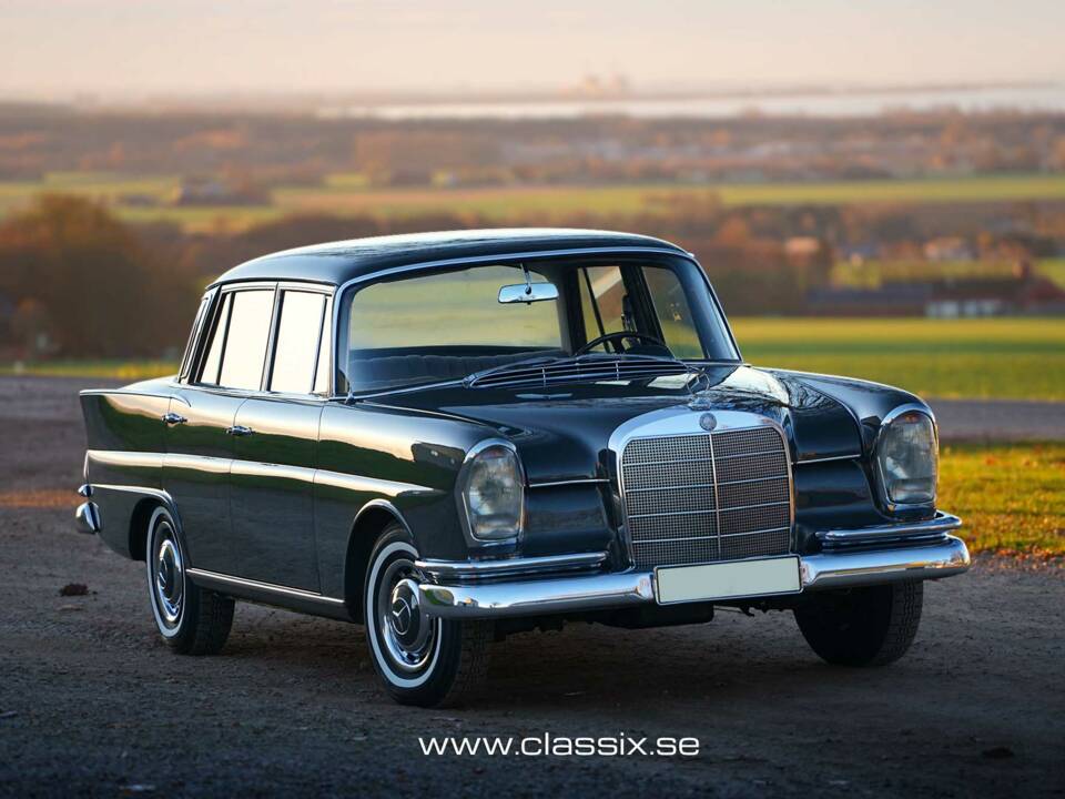 Image 5/24 of Mercedes-Benz 220 S b (1965)
