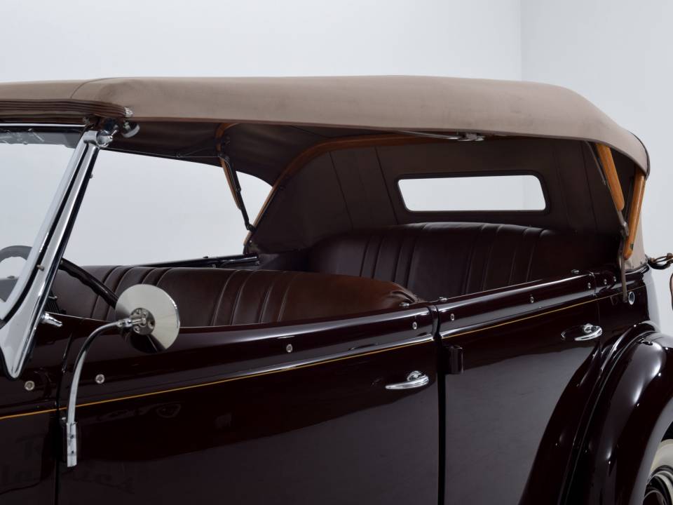 Image 11/22 of Ford V8 Club Convertible (1936)