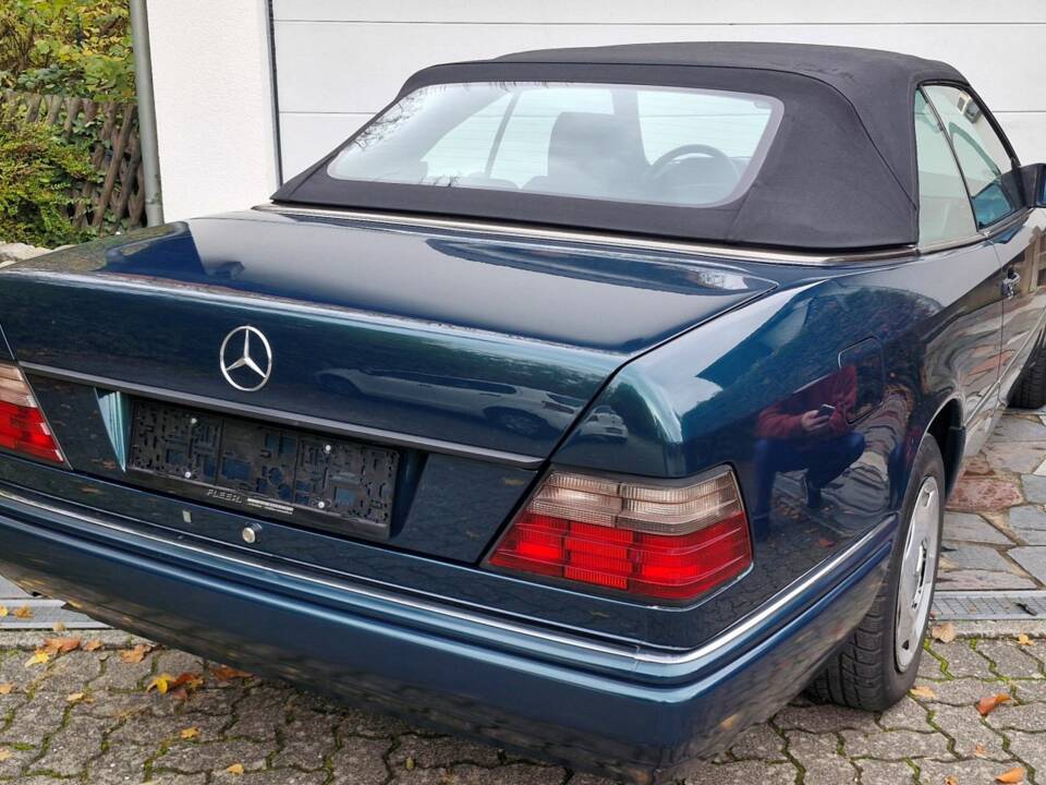 Afbeelding 10/38 van Mercedes-Benz E 200 (1995)