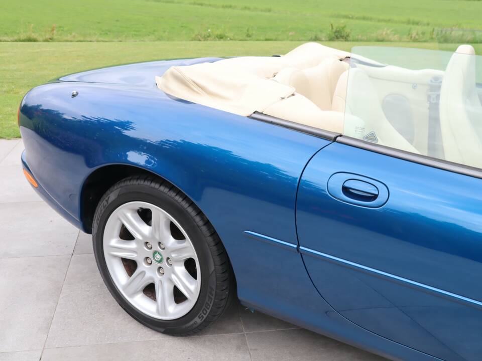 Image 21/50 de Jaguar XK8 4.0 (1997)