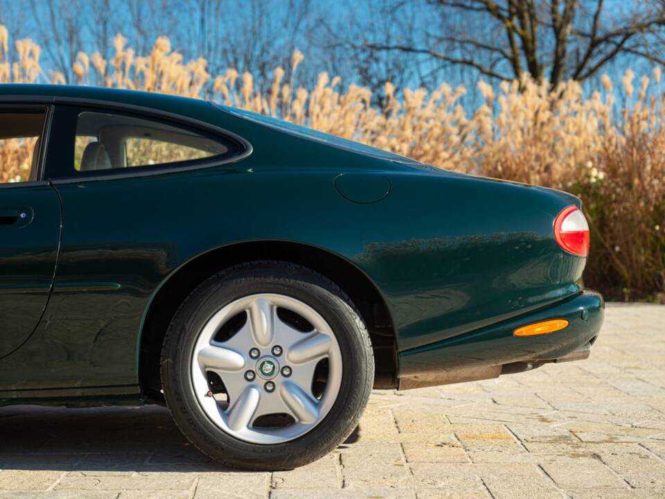 Image 17/50 de Jaguar XK8 4.0 (1998)