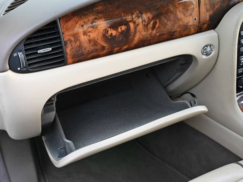 Image 45/50 of Jaguar XJ 8 4.2 (2006)