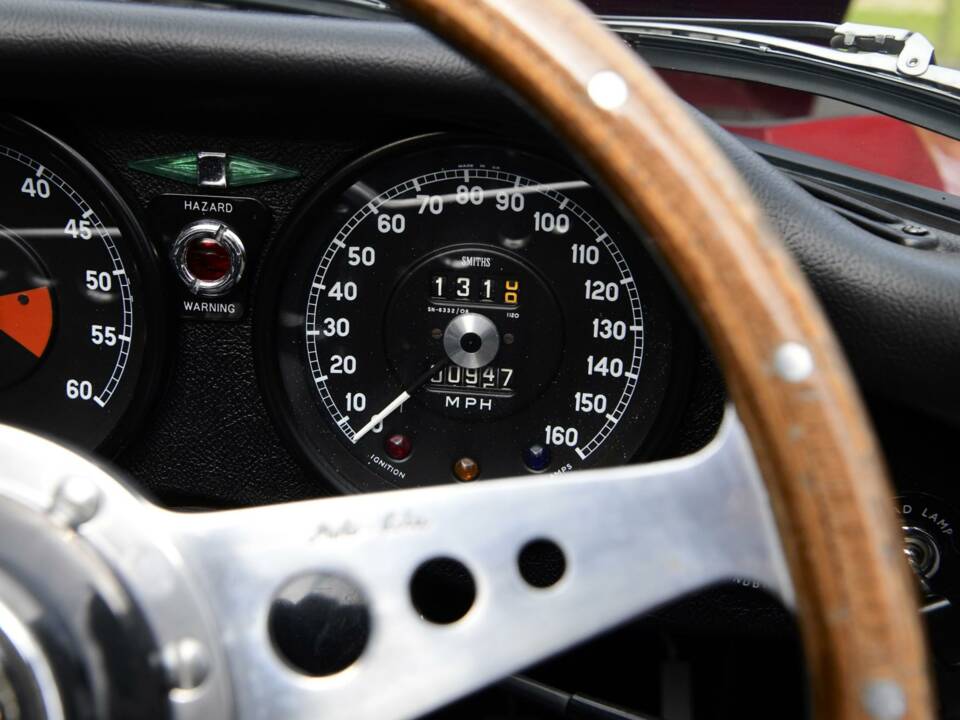 Image 21/49 de Jaguar E-Type (1970)