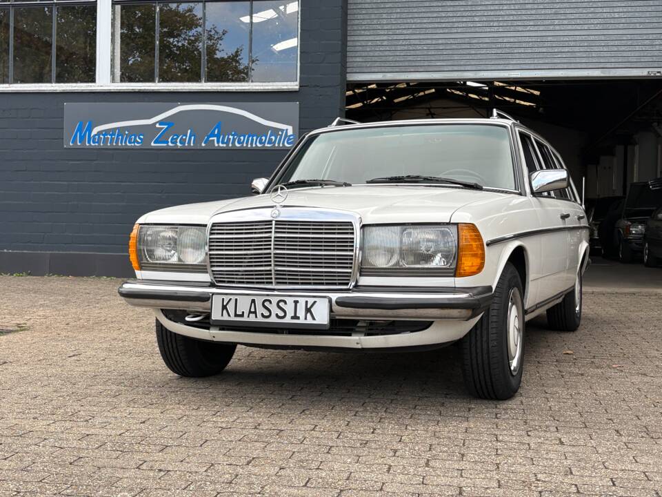 Image 2/66 of Mercedes-Benz 200 T (1984)