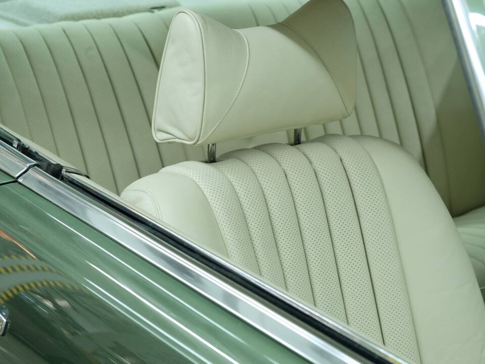 Image 37/50 de Mercedes-Benz 350 SLC (1973)