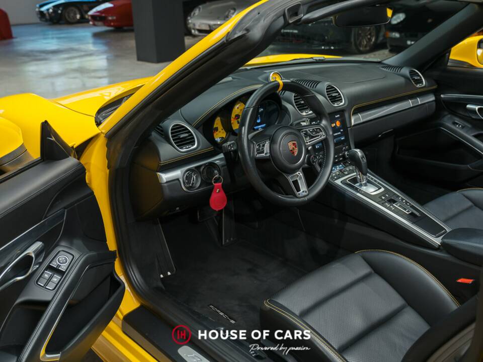 Immagine 15/25 di Porsche 718 Boxster S (2017)