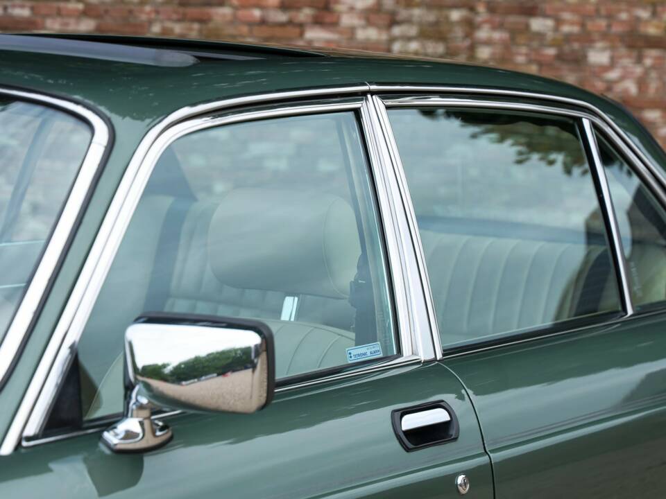 Image 36/50 of Jaguar XJ 6 4.2 (1985)
