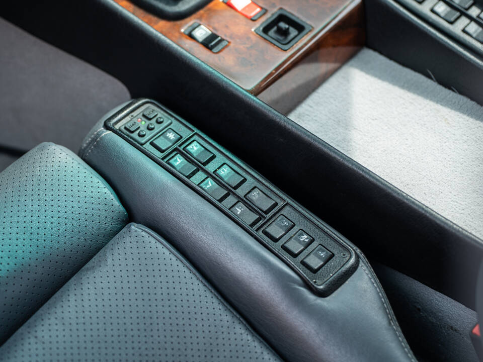 Image 38/68 of Mercedes-Benz 500 SL (1984)