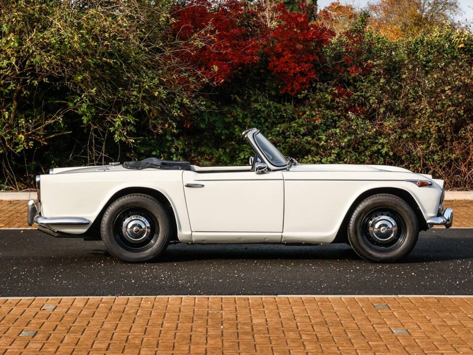Image 2/42 of Triumph TR 4A (1966)