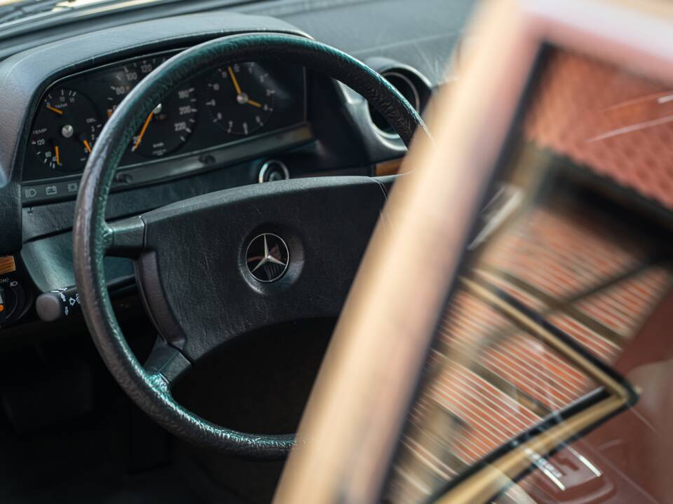 Image 22/53 de Mercedes-Benz 200 T (1982)