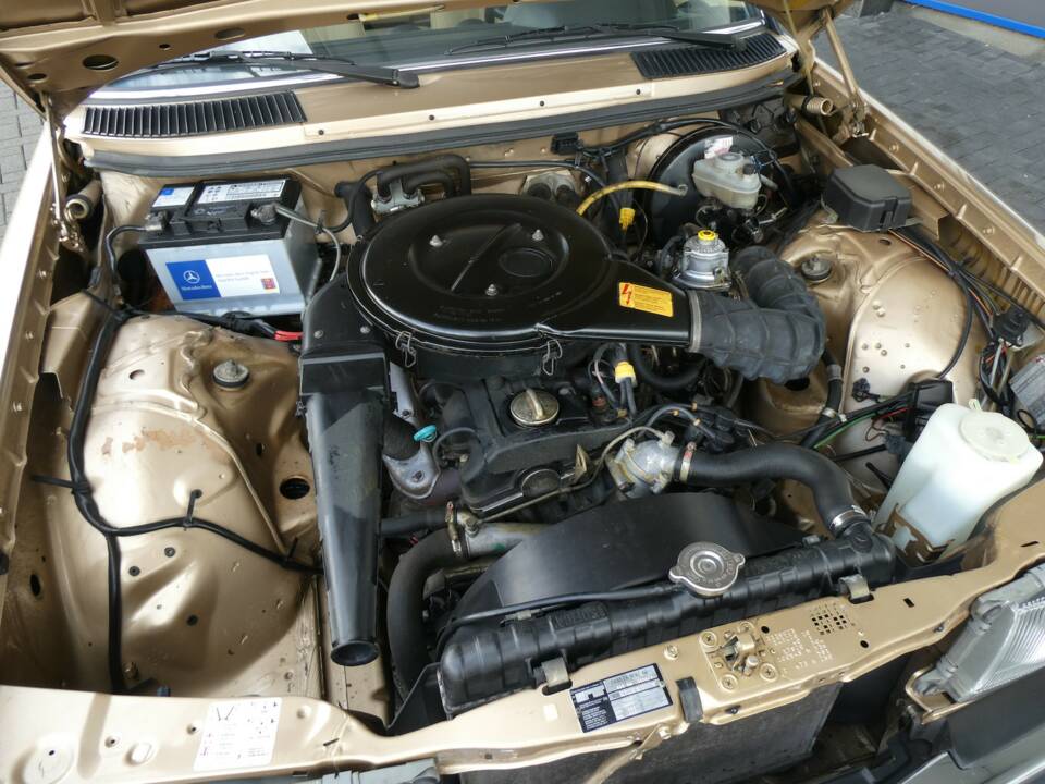 Image 15/19 of Mercedes-Benz 200 (1983)