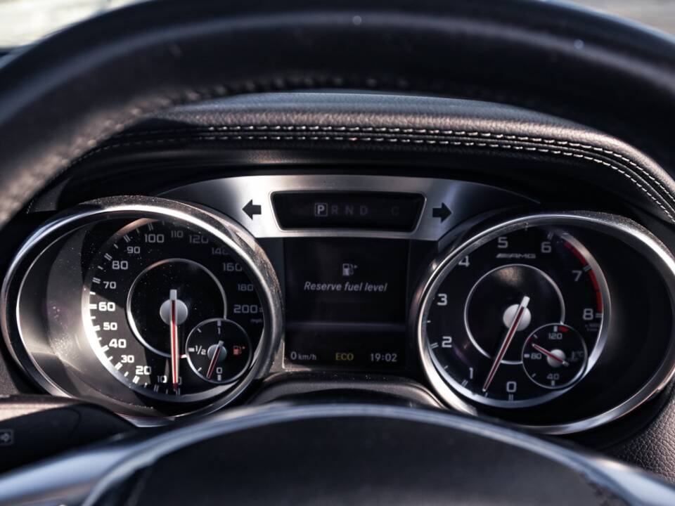 Image 24/33 de Mercedes-Benz SL 63 AMG (2012)