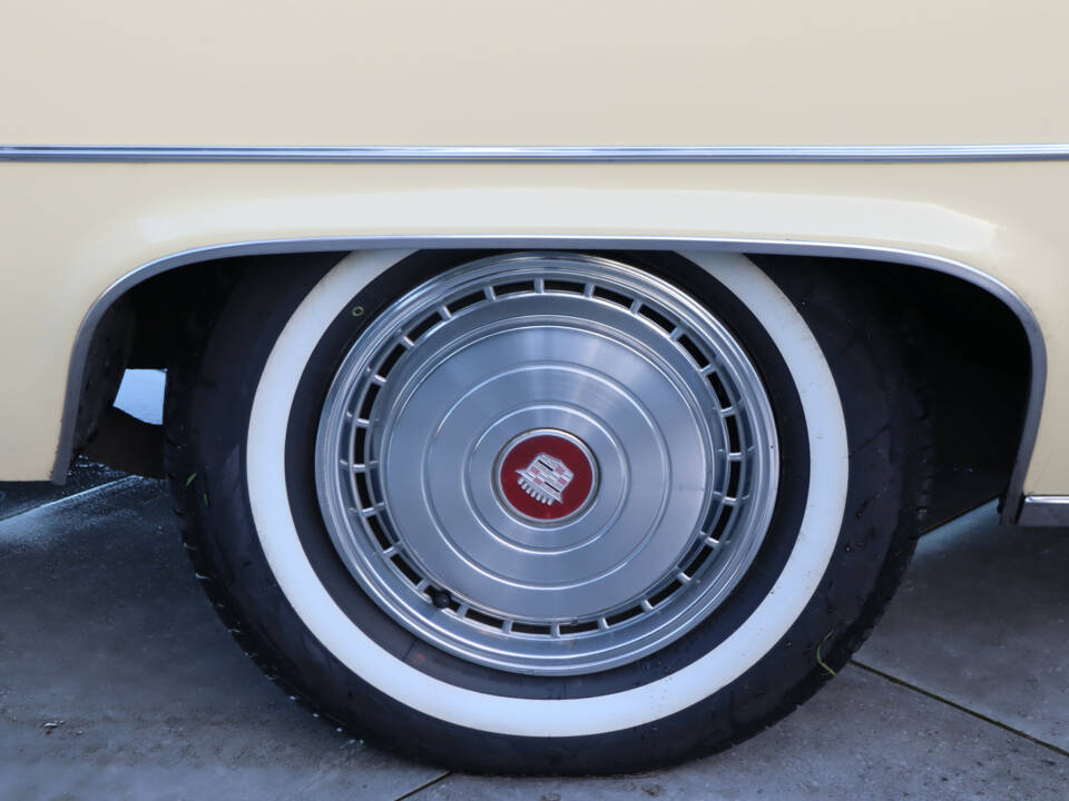 Image 23/50 of Cadillac Coupe DeVille (1977)