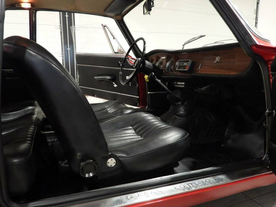 Image 8/15 of Alfa Romeo Giulia GT 1300 Junior (1968)