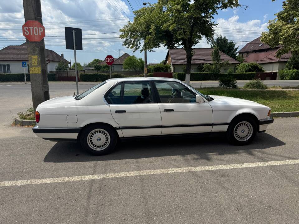 Image 4/37 of BMW 735i (1991)