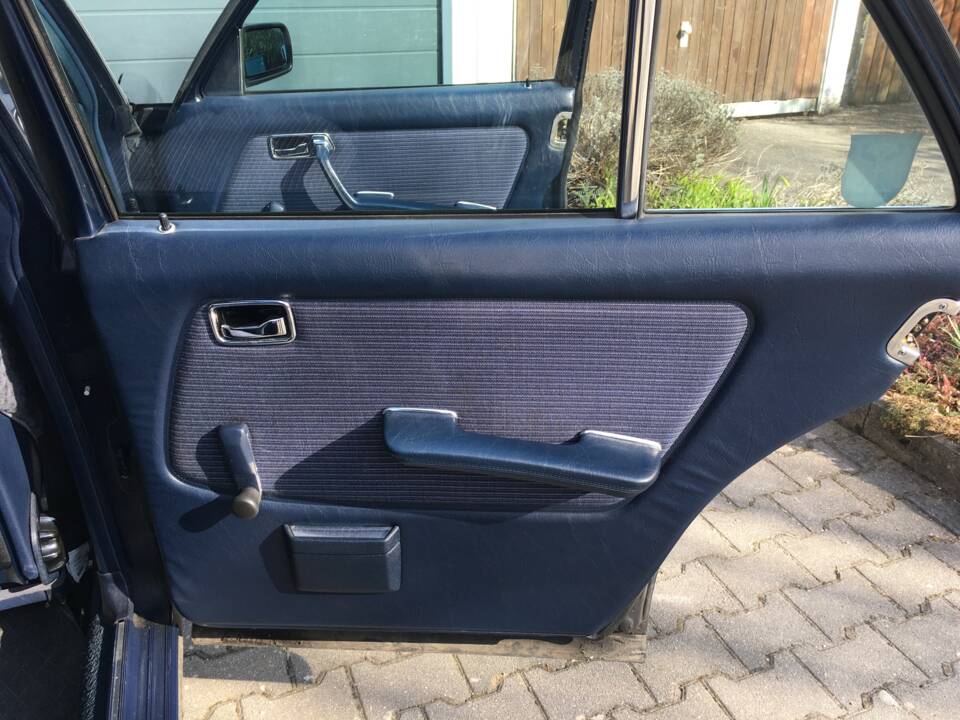 Bild 17/27 von Mercedes-Benz 230 E (1983)