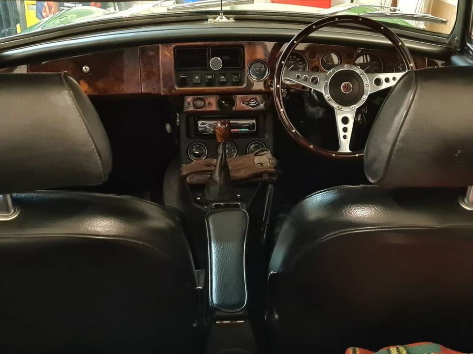 Image 2/8 of MG MGB (1977)