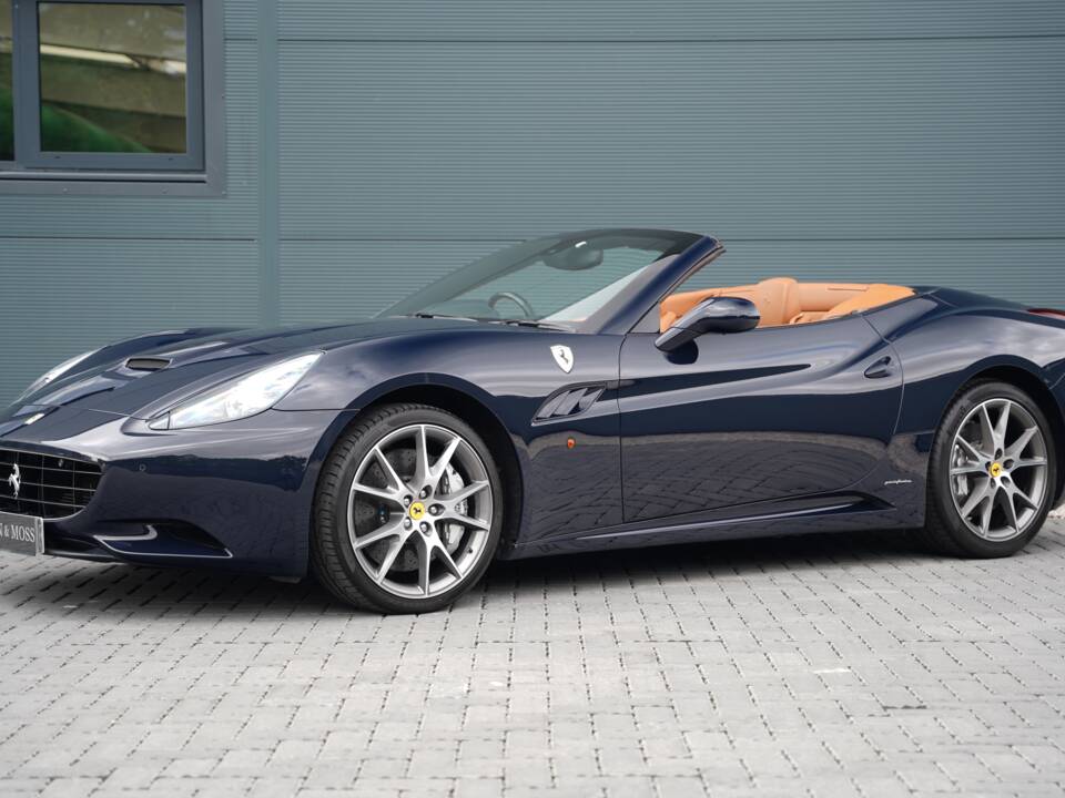Image 4/50 de Ferrari California (2012)