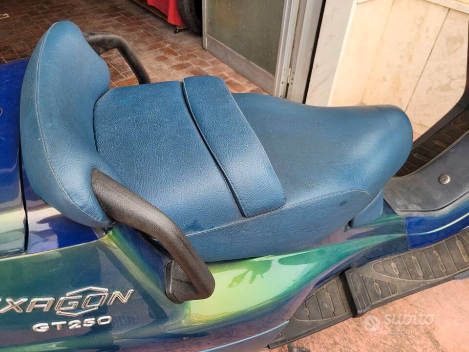 Image 4/4 of Piaggio Hexagon 250 GT (1999)