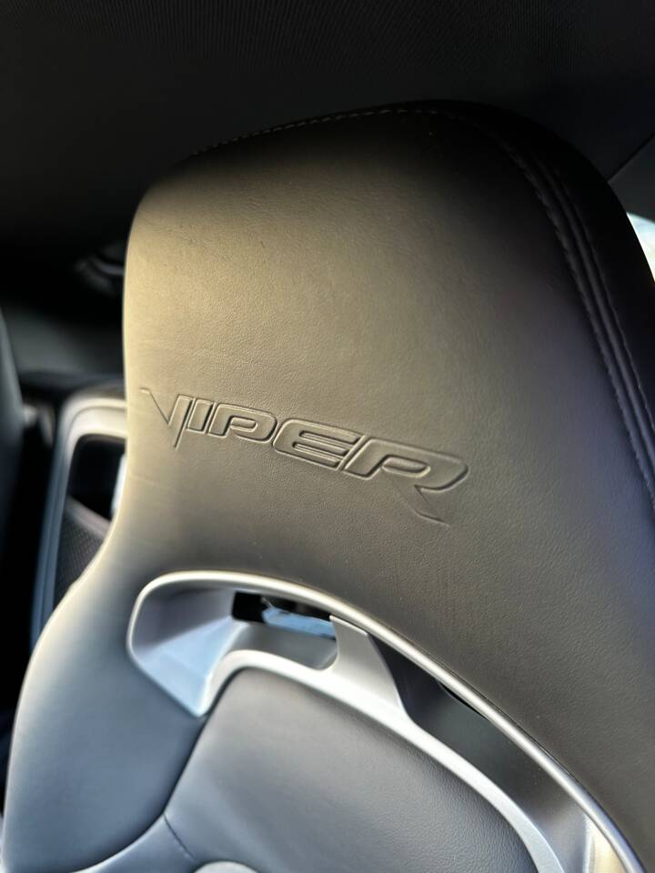 Image 12/35 of Dodge Viper SRT (2014)