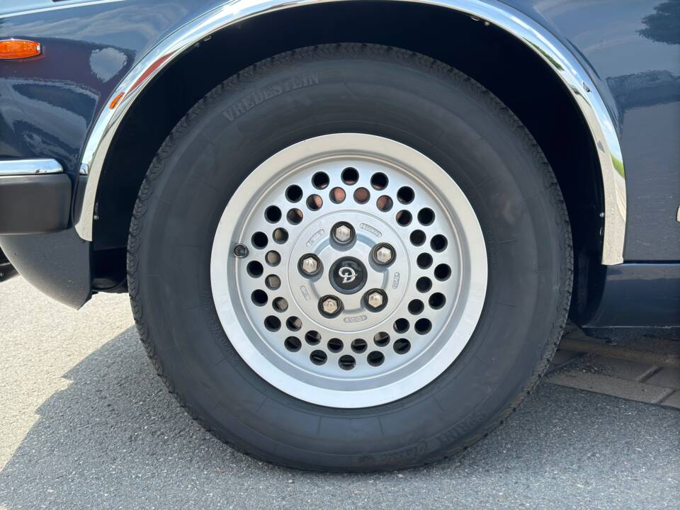 Image 13/20 of Daimler Double Six (1992)