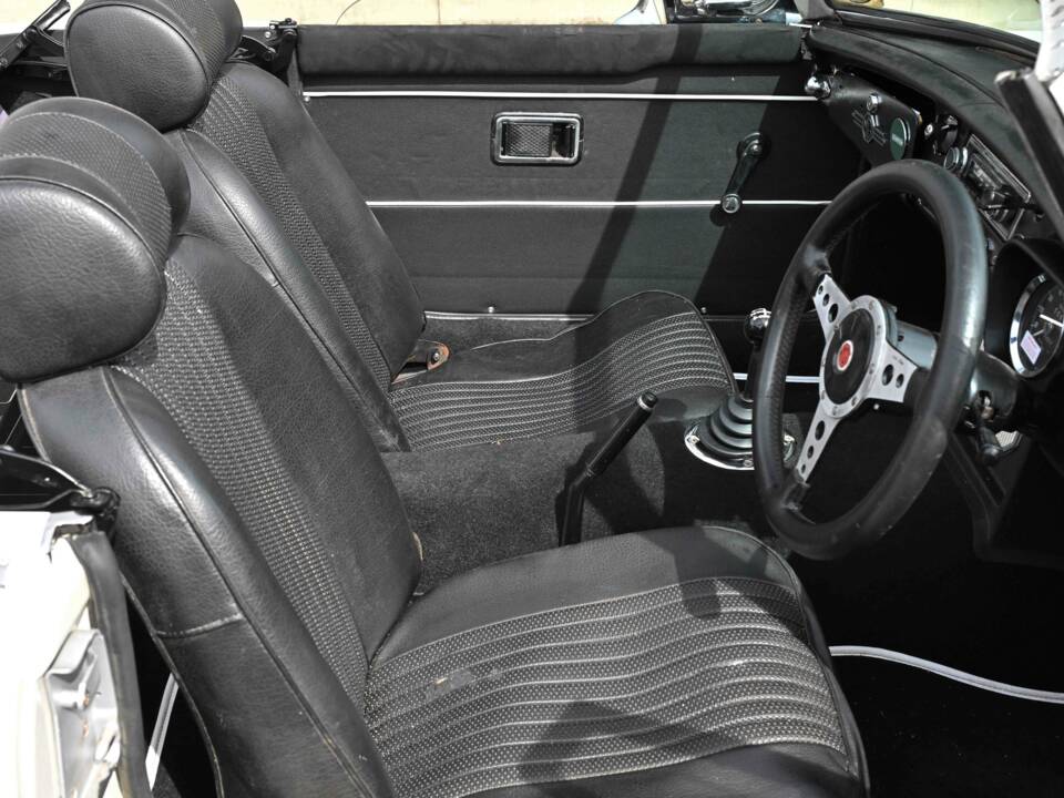 Image 46/50 of MG MGB (1972)