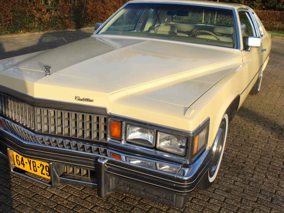 Image 20/56 of Cadillac Coupe DeVille (1977)