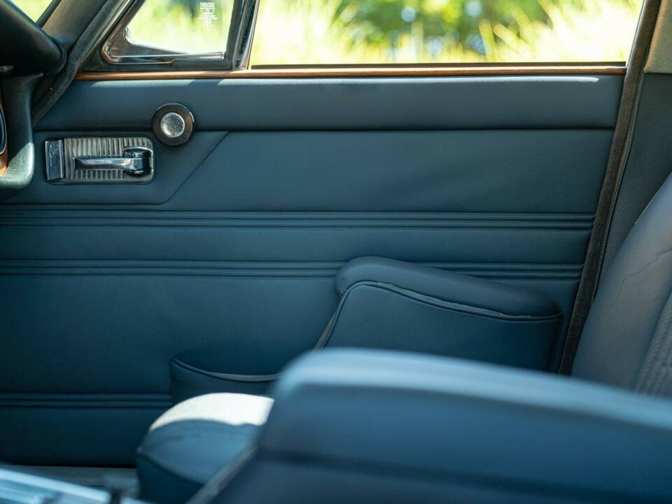 Image 42/50 of Jaguar XJ 6 4.2 (1970)