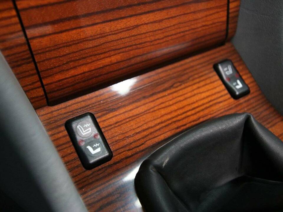 Afbeelding 21/50 van Mercedes-Benz 230 CE (1988)