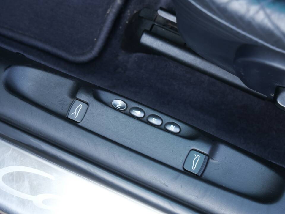 Image 15/50 of Porsche 911 Carrera 4S (2004)