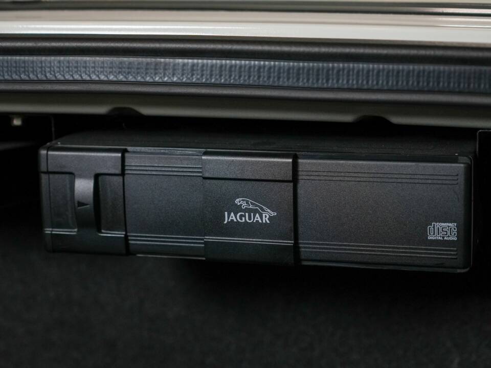 Image 34/50 of Jaguar XJR 4.0 (1995)